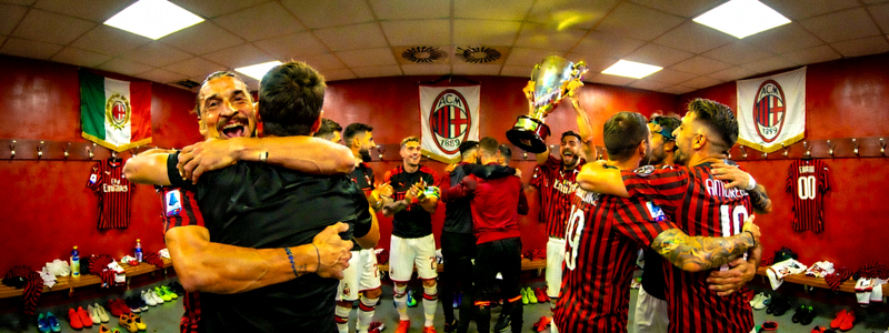 AC米兰更衣室庆祝胜利 - 球员们拥抱欢呼
