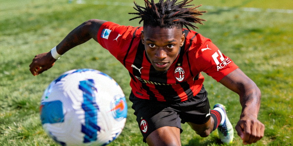 AC米兰球星拉斐尔·莱奥带球突破瞬间特写