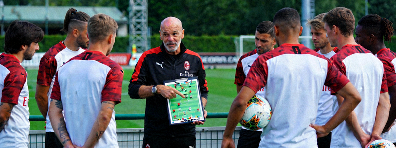 AC米兰主教练皮奥利在训练场边指导球员战术