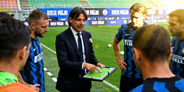 国际米兰主教练小因扎吉在场边进行战术布置